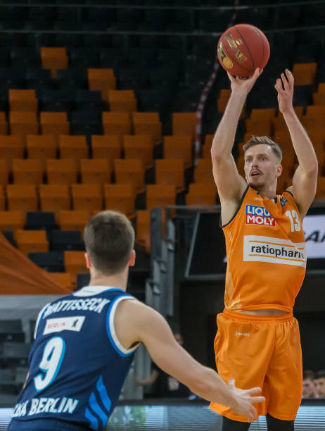 还与队友协 还与队友协